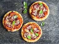 Рецепта Домашни мини пици със салам и моцарела